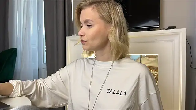 Snapshot of Adelovenick chatting on 11/27/25, 08:37 Adelovenick online show from 11/27/25, 08:37