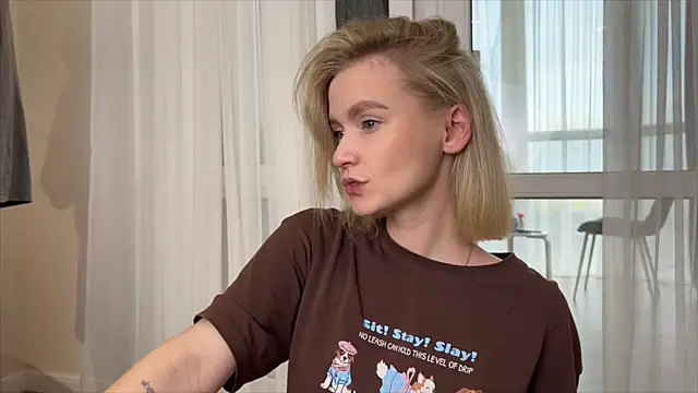 Snapshot of Adelovenick chatting on 11/18/25, 12:19 Adelovenick online show from 11/18/25, 12:19