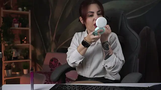 Lana  May online show from 10/19/25, 06:05