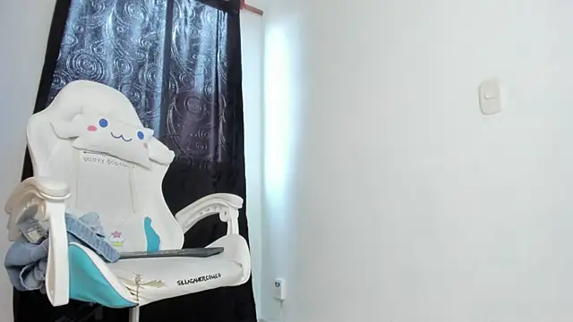 meganthompsonn22 online show from 05/15/26, 08:40