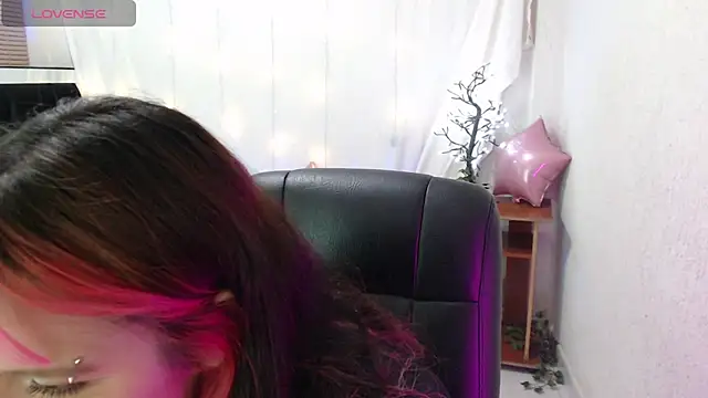 mixie cute online show from 12/18/24, 12:32