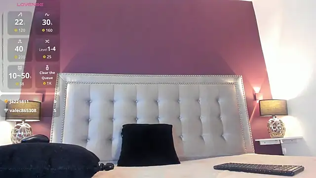 Snapshot of IssyRosse chatting on 10/29/25, 01:43 IssyRosse online show from 10/29/25, 01:43