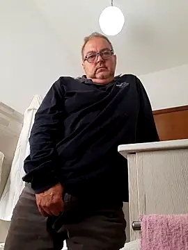 Snapshot of bluangelo chatting on 11/06/25, 10:08 bluangelo online show from 11/06/25, 10:08