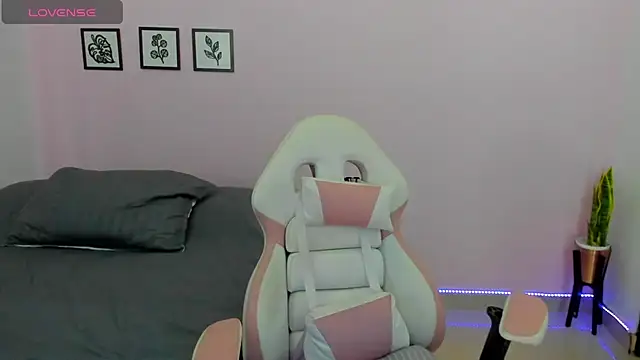 Snapshot of sophie_pazz chatting on 06/15/26, 09:58 sophie pazz online show from 06/15/26, 09:58
