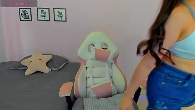 Snapshot of sophie_pazz chatting on 04/19/26, 05:03 sophie pazz online show from 04/19/26, 05:03