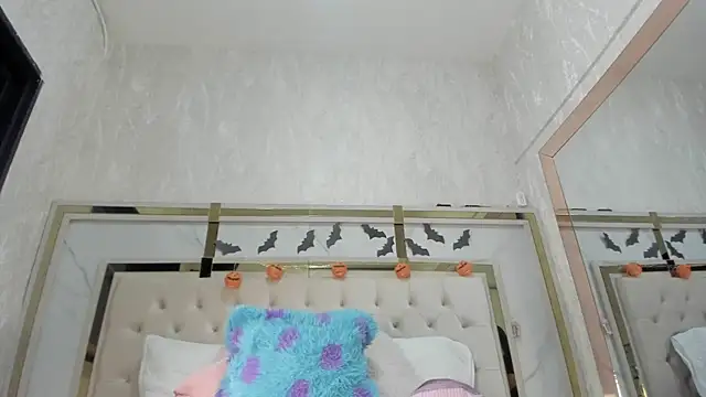 Victoriaa millers online show from 10/16/25, 07:22