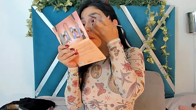  miaquevedo  online show from 12/15/25, 02:01