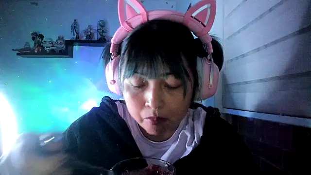 Snapshot of Shaddycute_ chatting on 06/06/26, 01:44 Shaddycute online show from 06/06/26, 01:44