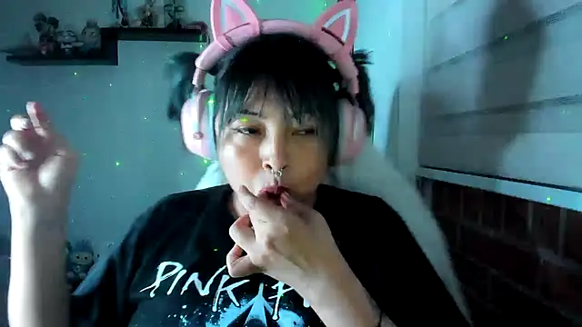 Snapshot of Shaddycute_ chatting on 06/17/26, 11:47 Shaddycute online show from 06/17/26, 11:47