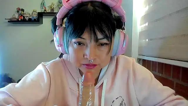 Snapshot of Shaddycute_ chatting on 06/21/26, 01:39 Shaddycute online show from 06/21/26, 01:39