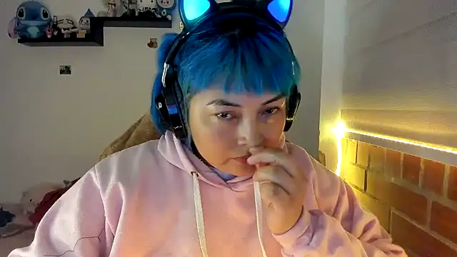 Snapshot of Shaddycute_ chatting on 12/21/25, 12:57 Shaddycute online show from 12/21/25, 12:57