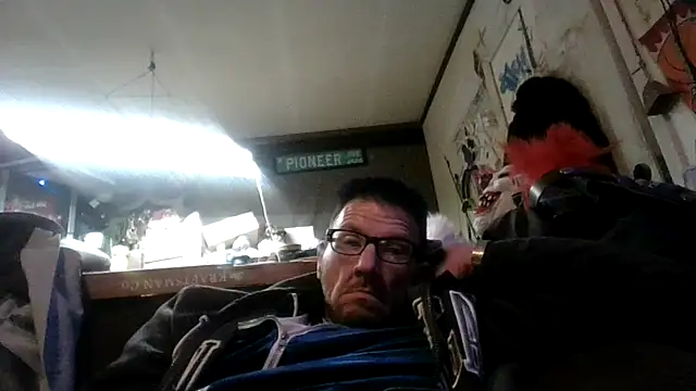 Snapshot of gettinit2wice chatting on 10/30/25, 01:42 gettinit2wice online show from 10/30/25, 01:42