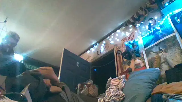 Snapshot of gettinit2wice chatting on 12/18/25, 11:25 gettinit2wice online show from 12/18/25, 11:25