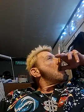 Snapshot of gettinit2wice chatting on 12/15/25, 04:51 gettinit2wice online show from 12/15/25, 04:51