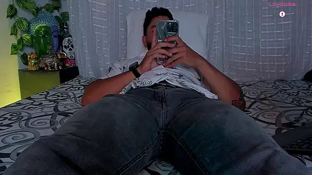 Snapshot of Jaxxon_ chatting on 09/30/25, 12:27 Jaxxon online show from 09/30/25, 12:27