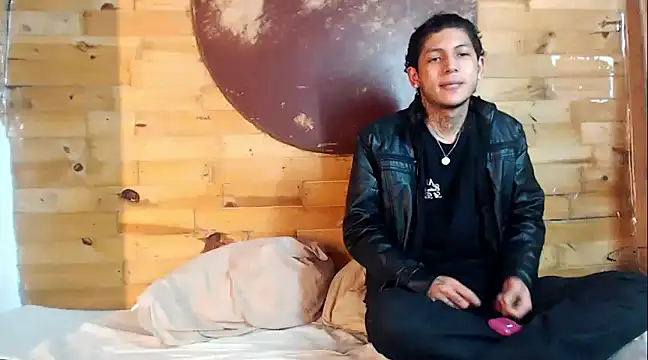 Snapshot of Sebas_And_Mila chatting on 01/23/25, 02:33 Sebas And Mila online show from 01/23/25, 02:33