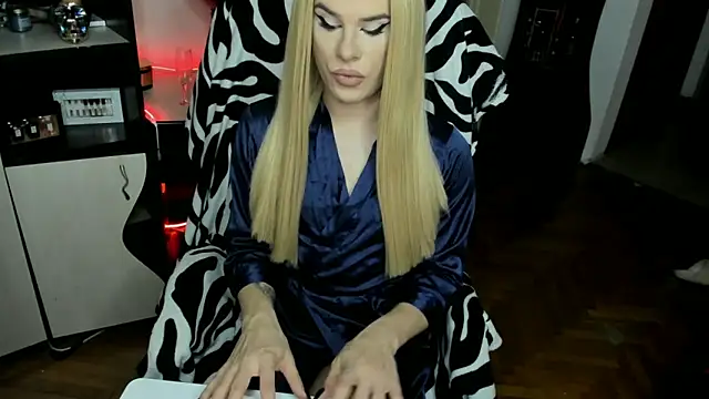 EvelynLexy online show from 11/18/25, 09:40