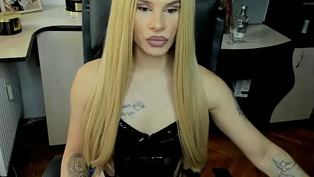 Snapshot of EvelynLexy chatting on 10/07/25, 08:37 EvelynLexy online show from 10/07/25, 08:37