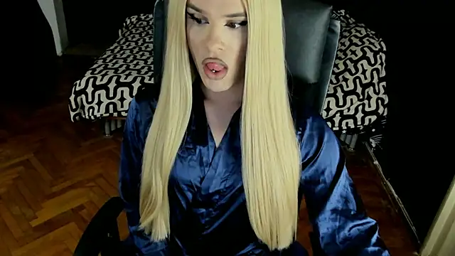 Snapshot of EvelynLexy chatting on 10/04/25, 04:08 EvelynLexy online show from 10/04/25, 04:08