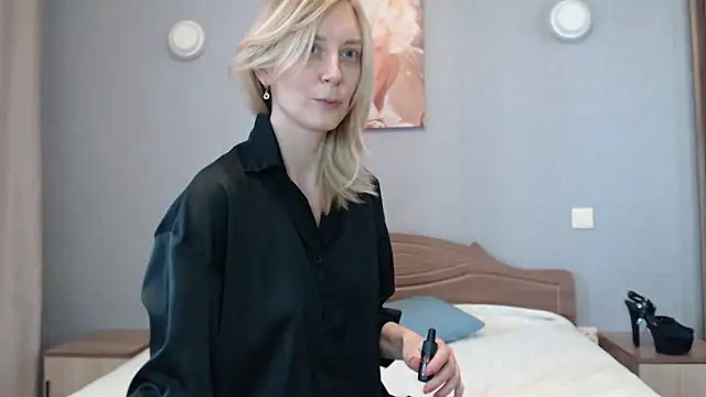 Snapshot of AvelinaLeoni chatting on 03/02/25, 09:43 AvelinaLeoni online show from 03/02/25, 09:43