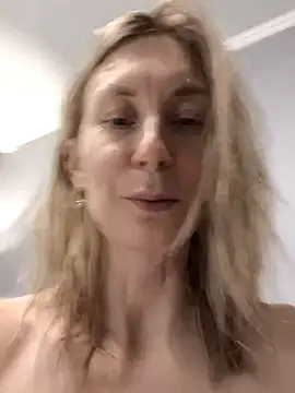 Snapshot of AvelinaLeoni chatting on 10/13/25, 06:37 AvelinaLeoni online show from 10/13/25, 06:37