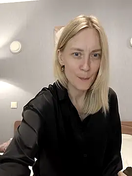 Snapshot of AvelinaLeoni chatting on 09/13/25, 02:17 AvelinaLeoni online show from 09/13/25, 02:17