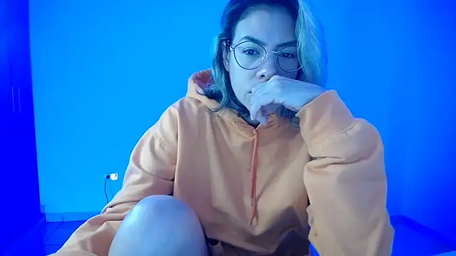 Snapshot of candydowson1 chatting on 11/26/25, 11:54 candydowson1 online show from 11/26/25, 11:54