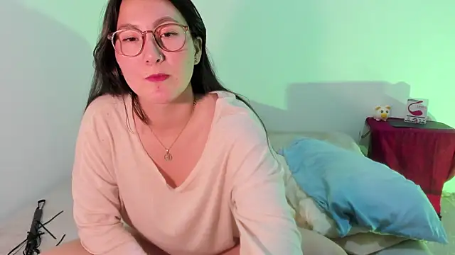 Elle Lee  online show from 03/10/25, 12:18