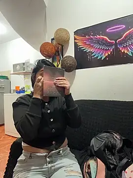 karenlennox1 online show from 12/16/25, 11:09