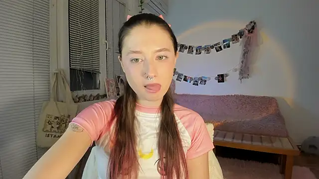 Snapshot of Jenny_darling_love chatting on 01/17/25, 10:23 Jenny darling love online show from 01/17/25, 10:23