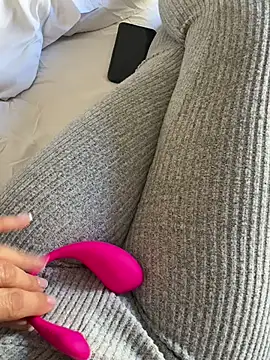 Snapshot of Cherry-red-xo chatting on 03/13/25, 06:12 Cherry-red-xo online show from 03/13/25, 06:12