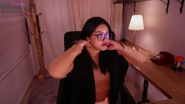 Snapshot of Sophia_wilsonn_ chatting on 11/16/25, 11:37 Sophia wilsonn online show from 11/16/25, 11:37