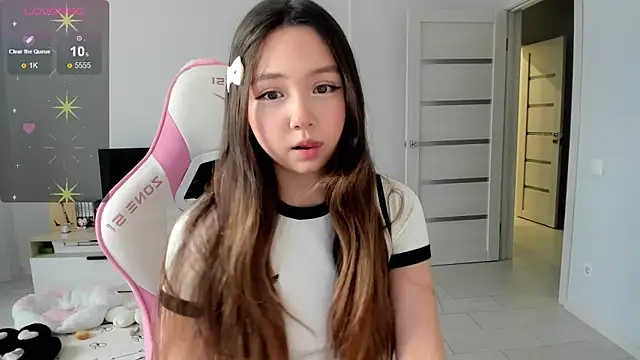 Snapshot of Fluffy_Rose chatting on 05/13/26, 04:19 Fluffy Rose online show from 05/13/26, 04:19