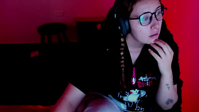 bonnie moon  online show from 04/13/26, 06:45