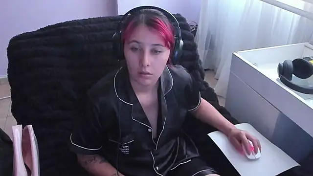 Snapshot of bonnie_moon_ chatting on 10/11/25, 08:21 bonnie moon online show from 10/11/25, 08:21