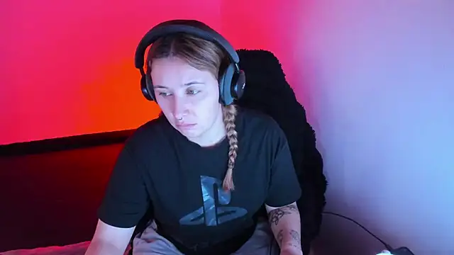 bonnie moon  online show from 04/14/26, 05:40