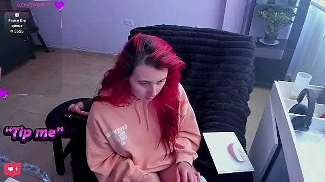 bonnie moon  online show from 10/29/25, 05:12