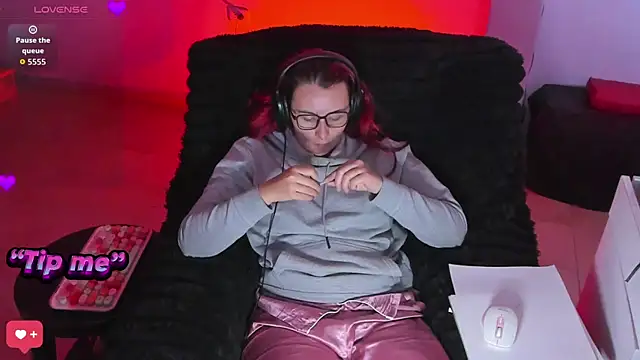 bonnie moon  online show from 10/25/25, 07:47