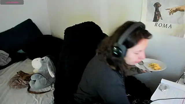 bonnie moon  online show from 04/23/26, 05:03