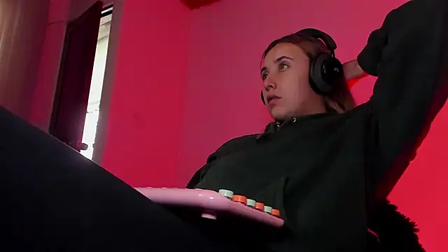 bonnie moon  online show from 12/22/25, 09:15