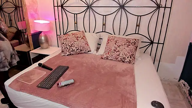 Paiige peach online show from 11/19/25, 07:58