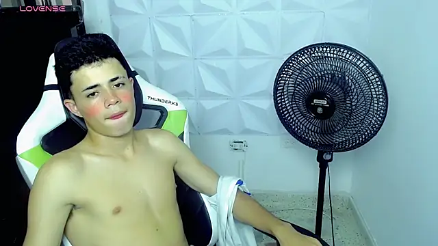 Snapshot of bby_santi chatting on 12/05/24, 07:00 bby santi online show from 12/05/24, 07:00