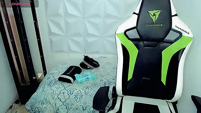 Snapshot of bby_santi chatting on 12/11/24, 01:06 bby santi online show from 12/11/24, 01:06