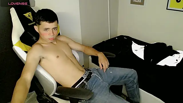 Snapshot of bby_santi chatting on 09/22/25, 12:44 bby santi online show from 09/22/25, 12:44