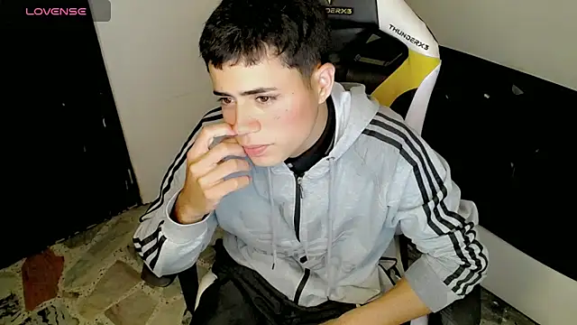 Snapshot of bby_santi chatting on 10/05/25, 12:12 bby santi online show from 10/05/25, 12:12