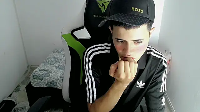 Snapshot of bby_santi chatting on 03/20/25, 01:59 bby santi online show from 03/20/25, 01:59