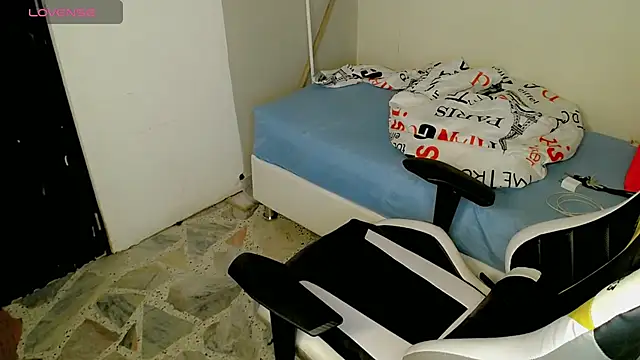 Snapshot of bby_santi chatting on 11/03/25, 04:54 bby santi online show from 11/03/25, 04:54