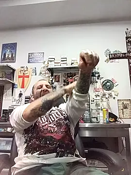 Snapshot of TattooedDick92 chatting on 12/05/25, 04:27 TattooedDick92 online show from 12/05/25, 04:27