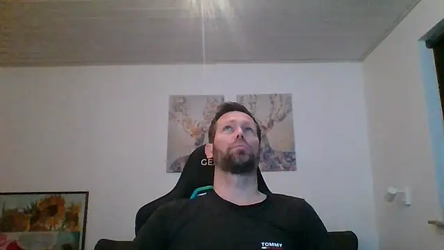 Snapshot of Gotta1 chatting on 12/19/25, 07:33 Gotta1 online show from 12/19/25, 07:33