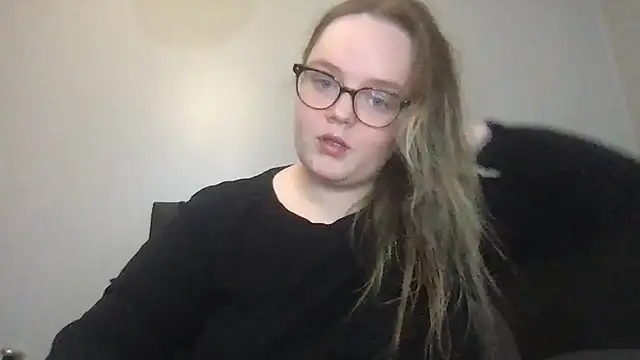 honeyyy24 online show from 10/22/25, 07:02